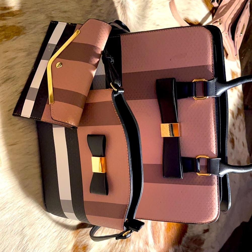 Matching set of 3 large, crossbody&small clutch.